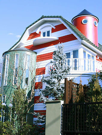 Photograph of the “Makoto-chan House” built by the manga artist who created “Makoto-chan.” The house is painted with bright red and white stripes and has a turret. It looks like a cartoon house. This photo is from https://blog.goo.ne.jp/mig8818/e/58e765e168a2fe78825c7919f9349875